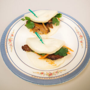 Steamed buns with grilled pork or chicken / Bánh bao thịt nướng hoặc gà nướng